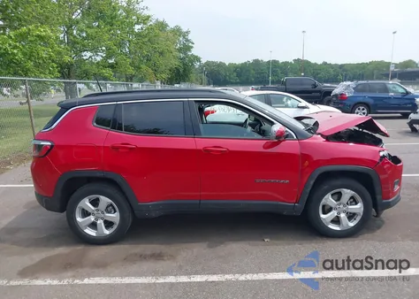 2018 Jeep Compass Latitude 4X4 из США, поврежденный, VIN 3C4NJDBB7JT223360